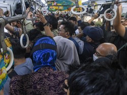 KRL Makin Sesak, Satu Gerbong Isinya Bisa 480 Orang! 