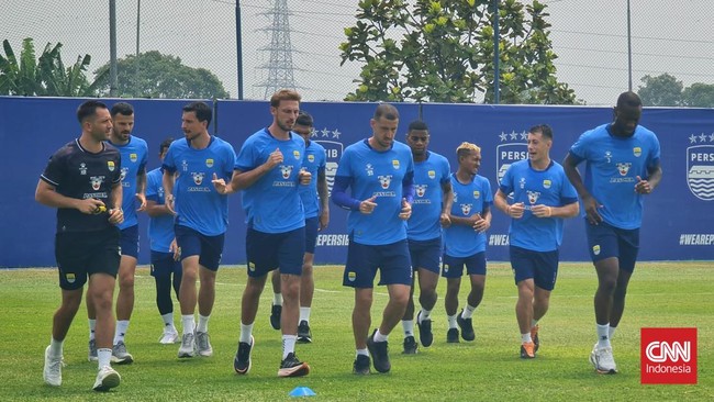 Para pemain Persib Bandung termasuk Balsa Sekulic berlatih jelang melawan Persija Jakarta. Latihan di lapangan pendamping GBLA, Selasa (8/9). (CNNIndonesia/Caesar)