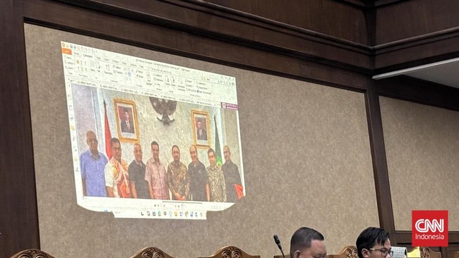 Jaksa Penuntut Umum pada Komisi Pemberantasan Korupsi (JPU KPK) menampilkan foto pertemuan Dewan Pembina Forum Silaturahmi Asosiasi Travel Haji dan Umrah atau SATHU dengan Direktur Utama PT Makassar Toraja atau Maktour, Fuad Hasan Masyhur dalam persi