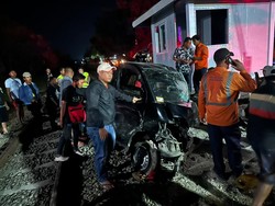 Detik-detik Pikap Ringsek Ditabrak KA Majapahit di Kalijambe Sragen