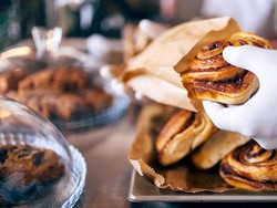Plot Twist! Pesanan Cinnamon Roll Rp 55 Juta Hilang, Ternyata Kurir Kena Razia