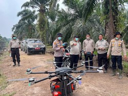 Polda Riau Kerahkan Drone Pemadam Api Tangani Karhutla di Siak