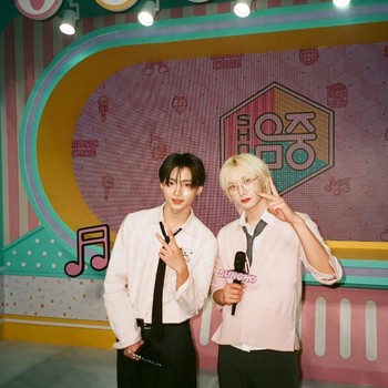 Sangwon ALPHA DRIVE ONE dan Sungho BOYNEXTDOOR Terpilih Jadi MC Baru Music Core, Ini Potretnya