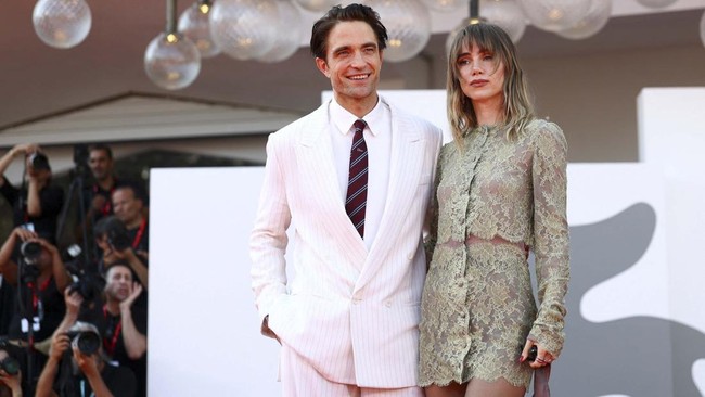 Cast member Robert Pattinson and Suki Waterhouse pose on the red carpet during arrivals for the screening of the movie