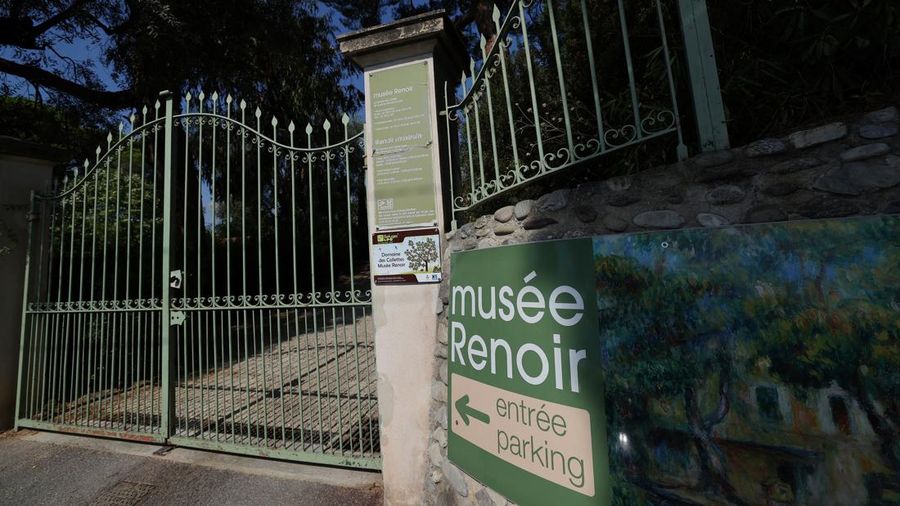 Sebuah papan penunjuk memperlihatkan pintu masuk Museum Renoir setelah empat lukisan dicuri dalam tindakan pembobolan pada awal hari—dengan dua di antaranya sukses ditemukan kembali di dekat lokasi—di Cagnes-sur-Mer, area French Riviera, Prancis, pada 8 September 2026.