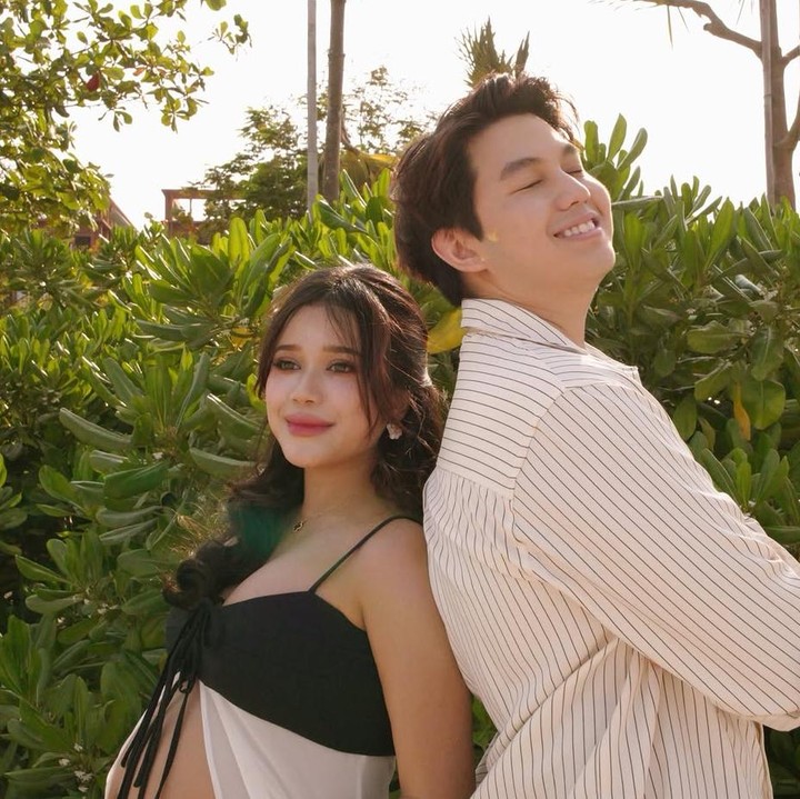 <p>Sementara Jonathan Alden tampil mengenakan kemeja putih tulang bermotif garis-garis dengan celana dengan warna senada. Dalam foto-foto, Alden tampak begitu bahagia menyambut calon anak pertamanya.(Foto:@brisiajodie96).</p>