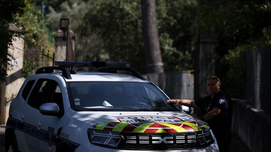 Seorang polisi setempat berjaga di dekat Museum Renoir setelah empat lukisan dicuri dalam tindakan pembobolan pada awal hari—dengan dua di antaranya ditemukan kembali di sekitar lokasi—di Cagnes-sur-Mer, area French Riviera, Prancis, pada 8 September 2026.