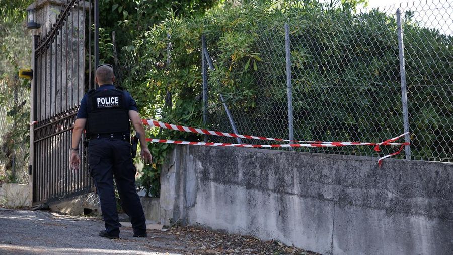 Seorang polisi setempat mengawasi petugas forensik kepolisian nan sedang bekerja di dekat lubang pada pagar luar Museum Renoir setelah empat lukisan dicuri dalam tindakan pembobolan pada awal hari—dengan dua di antaranya sukses ditemukan kembali di sekitar lokasi—di Cagnes-sur-Mer, area French Riviera, Prancis, pada 8 September 2026.