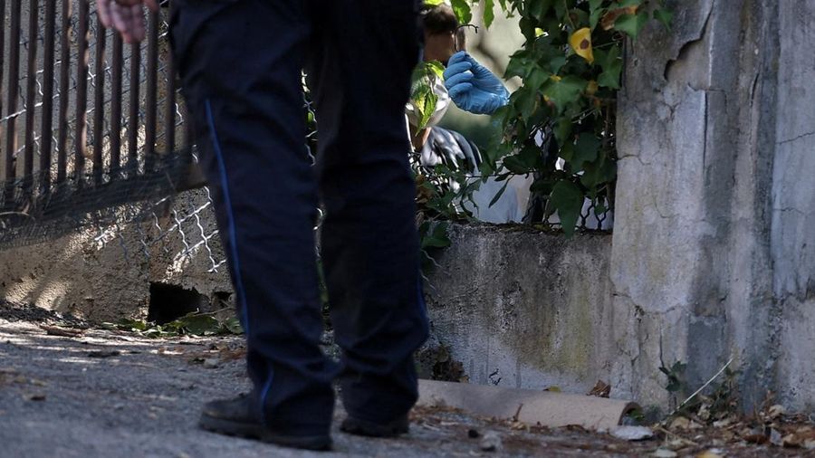 Seorang polisi setempat mengawasi petugas forensik kepolisian nan sedang bekerja di dekat lubang pada pagar luar Museum Renoir setelah empat lukisan dicuri dalam tindakan pembobolan pada awal hari—dengan dua di antaranya sukses ditemukan kembali di sekitar lokasi—di Cagnes-sur-Mer, area French Riviera, Prancis, pada 8 September 2026.