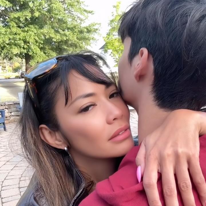 <p>Melalui unggahan di Instagram, Shanty membagikan momen saat melepas sang putra untuk kuliah di Amerika Serikat. Perempuan 47 tahun ini sempat menetaskan air mata saat melihat putranya pergi memulai perjalanan baru. (Foto: Instagram @shantyofficial)</p>