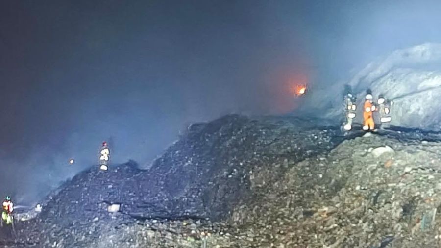 Siaran pers BNPB pada 8/9. Upaya pemadaman kebakaran di Tempat Pemrosesan Akhir (TPA) Putri Cempo, Kota Surakarta, Jawa Tengah. (Dok BNPB)