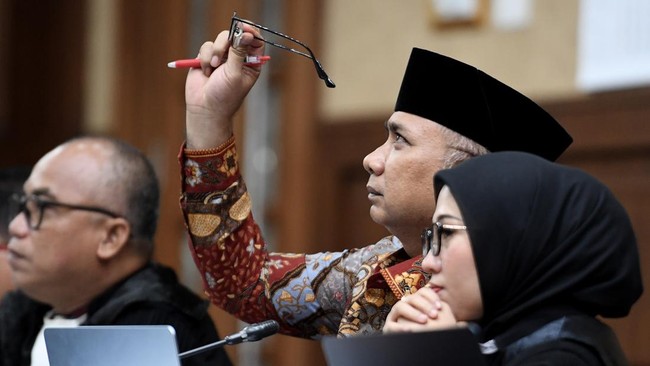 Terdakwa kasus dugaan tindak pidana korupsi dalam pembagian kuota dan penyelenggaraan haji di Kementerian Agama (Kemenag) tahun 20232024, Yaqut Cholil Qoumas (tengah), mengikuti sidang dengan agenda mendengarkan keterangan saksi di Pengadilan Tipikor
