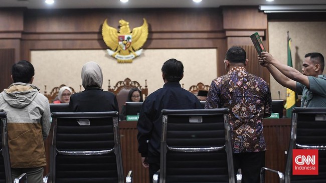 Empat saksi diambil sumpahnya oleh petugas sebelum mengikuti sidang kasus dugaan tindak pidana korupsi dalam pembagian kuota dan penyelenggaraan haji di Kementerian Agama (Kemenag) tahun 20232024 di Pengadilan Tipikor, Jakarta, Selasa (8/9/2026). Jak
