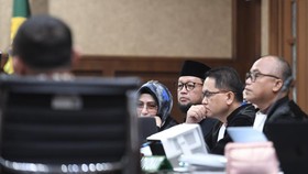 Terdakwa kasus dugaan korupsi dalam pembagian kuota dan penyelenggaraan haji di Kementerian Agama (Kemenag) tahun 20232024, Ishfah Abidal Azis alias Gus Alex (ketiga kanan), mendengarkan keterangan saksi saat sidang di Pengadilan Tipikor, Jakarta, Se
