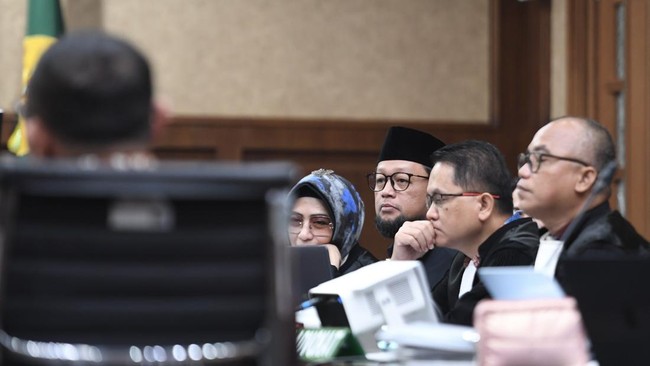 Terdakwa kasus dugaan korupsi dalam pembagian kuota dan penyelenggaraan haji di Kementerian Agama (Kemenag) tahun 20232024, Ishfah Abidal Azis alias Gus Alex (ketiga kanan), mendengarkan keterangan saksi saat sidang di Pengadilan Tipikor, Jakarta, Se
