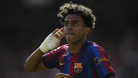 Soccer Football - LaLiga - Valencia v FC Barcelona - Estadio de Mestalla, Valencia, Spain - September 6, 2026 FC Barcelona's Lamine Yamal celebrates scoring their first goal REUTERS/Pablo Morano