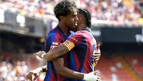 Soccer Football - LaLiga - Valencia v FC Barcelona - Estadio de Mestalla, Valencia, Spain - September 6, 2026 FC Barcelona's Lamine Yamal celebrates scoring their second goal with Raphinha before it was disallowed by VAR for offside REUTERS/Pablo Mor