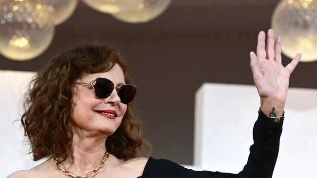 US actress Susan Sarandon attends the red carpet event before the screening of "The Echo chamber" presented in competition at the 83rd International Venice Film Festival, at Venice Lido on September 6, 2026. (Photo by Stefano Rellandini / AFP)