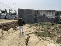 Video: Tanah Bergerak Akibat Sungai Juana Pati Mengering Bikin 7 Ruko Rusak