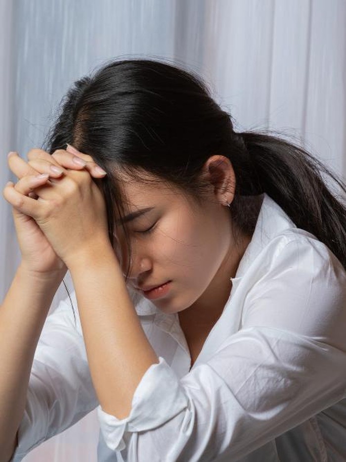 Social burnout membuat interaksi yang biasanya terasa menyenangkan justru terasa melelahkan. Kenali tanda social burnout sebelum kamu terus memaksakan diri untuk bersosialisasi.