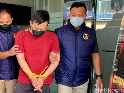 Tampang Lesu Taufik Hidayat Saat Digiring ke Kejaksaan