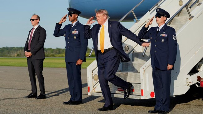 U.S. President Donald Trump salutes after exiting Air Force One in Morristown, New Jersey, U.S., September 4, 2026. REUTERS/Eric Lee