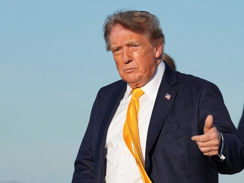 U.S. President Donald Trump gives a thumbs up after exiting Air Force One at Morristown Municipal Airport, in Morristown, New Jersey, U.S., September 4, 2026. REUTERS/Eric Lee