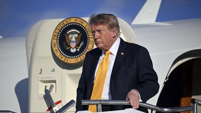 US President Donald Trump steps off Air Force One at Morristown Municipal Airport in Morristown, New Jersey on September 4, 2026. Trump will be spending the weekend at his golf club in Bedminster, New Jersey. (Photo by Jim WATSON / AFP)