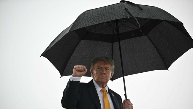 US President Donald Trump pumps his fist as he boards Air Force One at Joint Base Andrews, Maryland on September 4, 2026. Trump will be spending the weekend at his golf club in Bedminster, New Jersey. (Photo by Jim WATSON / AFP)