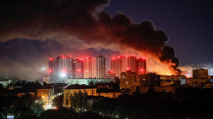 UKRAINE-CRISIS/ATTACK-KYIV Smoke rises in the city during a Russian missile strike, amid Russia's attack on Ukraine, in Kyiv, Ukraine September 8, 2026. REUTERS/Gleb Garanich