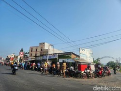 Warga Polman Antre Sejak Subuh di SPBU demi Dapat BBM Subsidi