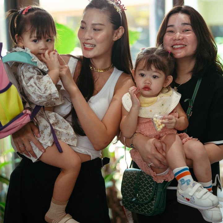 <p>Salah satu Bunda Seleb yang hadir di acara pesta ini adalah Olivia Sumargo dan putrinya atau yang akrab dipanggil Biel. Kebetulan, Biel memang satu sekolah dengan Zoe. Keduanya juga berteman cukup akrab, Bunda. (Foto: Instagram @zoebertoli/ @patriciagouw)</p>