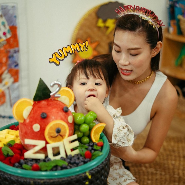 <p>Patricia Gouw secara khusus mengungkap kebahagiaannya bisa merayakan ulang tahun sang putri di sekolah. Perempuan 36 tahun ini bahkan menceritakan kejutan ulang tahun yang disiapkannya untuk Zoe. "Merayakan ulang tahunku yang ke-2 bersama Ibu, Ayah, teman-teman sekolah, dan paman juga! Apakah kamu suka kue buahku? Kebiasaan mami selalu ada idenya muncul di menit-menit terakhir," tulis Patricia. (Foto: Instagram @zoebertoli/ @patriciagouw)</p>