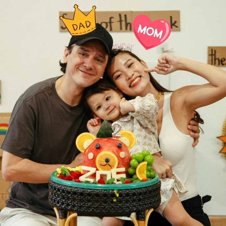 <p>Di hari ulang tahun Zoe, Patricia dan suami menggelar pesta yang cukup meriah di sekolah sang putri. Keduanya membawa kue spesial yang terbuat dari buah-buahan untuk merayakan ulang tahun Zoe. (Foto: Instagram @zoebertoli/ @patriciagouw)</p>