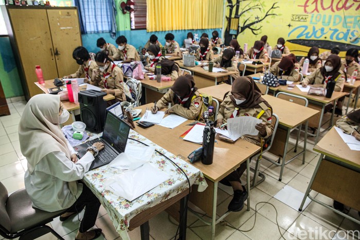 Siswa SMKN 47 Jakarta kembali mengikuti Pembelajaran Tatap Muka (PTM) di Pejaten Barat, Jakarta Selatan, Rabu (9/9/2026). Kegiatan belajar kembali berlangsung setelah sebelumnya sekolah menerapkan Pembelajaran Jarak Jauh (PJJ) akibat sebaran abu vulkanik erupsi Gunung Anak Krakatau.
