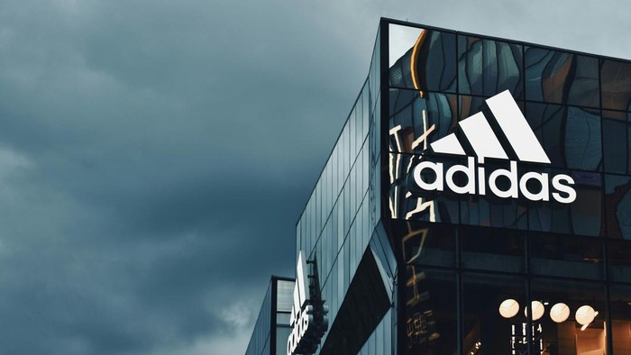 Adidas memberikan pernyataan maaf