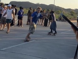 Viral Komunitas WNA Main Skateboard di Tengah Jalan Mandalika Lombok