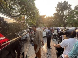 Alphard Tabrak Beruntun, Jalan Menur Pumpungan Surabaya Macet Parah