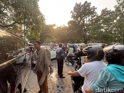 Situasi Terkini Laka Beruntun Alphard yang Tabrak Motor-Mobil di Surabaya