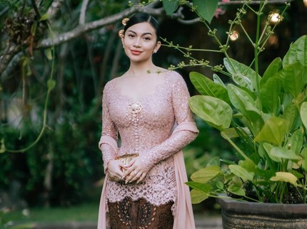 Momen Ariel Tatum Tampak Anggun Berkebaya di Acara Mangkunegaran Keraton Solo