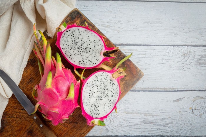 Buah naga memiliki kandungan vitamin C yang bermanfaat dalam meningkatkan kekebalan tubuh. Pada buah naga daging merah, mengandung likopen dan betalain, yakni antioksidan pemberi warna alami yang berfungsi menetralkan radikal bebas dan membantu menekan pertumbuhan sel kanker.