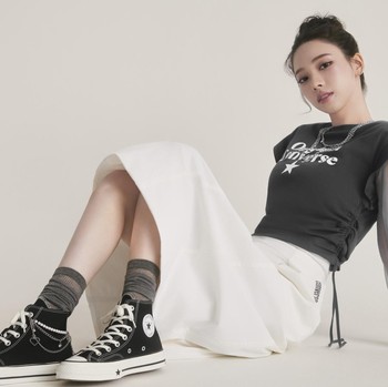 Simak Gaya Retro-Futuristik ala Karina aespa dalam Balutan Converse Chuck 70X 