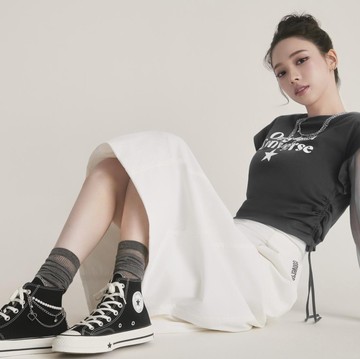 Simak Gaya Retro-Futuristik ala Karina aespa dalam Balutan Converse Chuck 70X