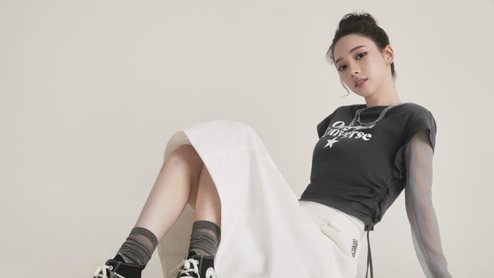 Simak Gaya Retro-Futuristik ala Karina aespa dalam Balutan Converse Chuck 70X 