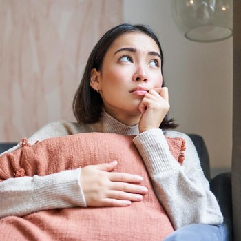 5 Zodiak yang Paling Sering Overthinking di Malam Hari