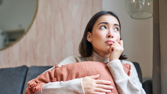 5 Zodiak yang Paling Sering Overthinking di Malam Hari