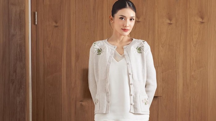 Get The Look: Tampil Elegan dengan Cardigan ala Anissa Aziza