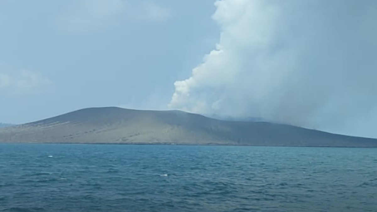 Kapal TNI AL Mendekati  Kawasan Erupsi Anak Krakatau-Ini Penampakannya