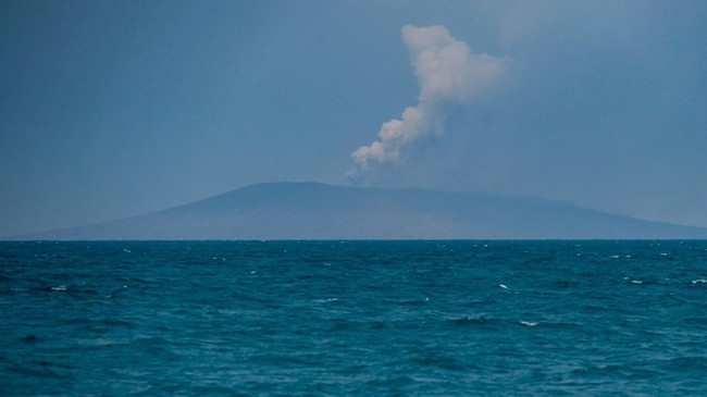 Gunung Anak Krakatau mengeluarkan asap terlihat dari perairan Selat Sunda di Kabupaten Lampung Selatan, Lampung, Rabu (9/9/2026). Pusat Vulkanologi dan Mitigasi Bencana Geologi (PVMBG) menyatakan Gunung Anak Krakatau kembali mengalami erupsi pada Rab