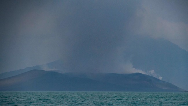 Gunung Anak Krakatau mengeluarkan asap terlihat dari perairan Selat Sunda di Kabupaten Lampung Selatan, Lampung, Rabu (9/9/2026). Pusat Vulkanologi dan Mitigasi Bencana Geologi (PVMBG) menyatakan Gunung Anak Krakatau kembali mengalami erupsi pada Rab